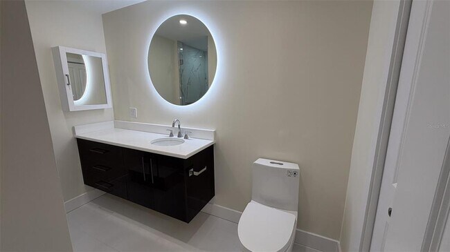 Building Photo - 1 Beach Dr SE