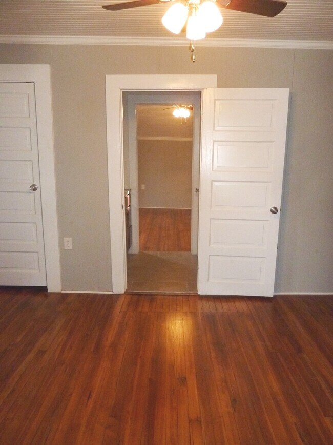 Building Photo - Stunning, renovated 7br home in the heart of Carrboro! Walk to downtown w/ ease, walk or bike to ...