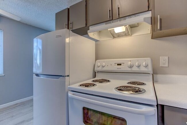 Building Photo - Cozy Studio Apartment - 1st Month Free Ren...