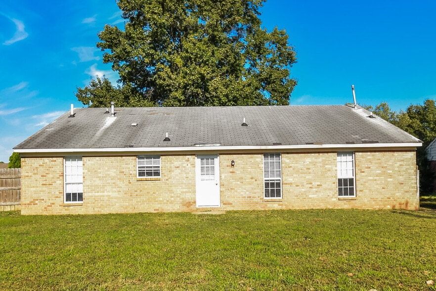 Building Photo - 7110 Redfern Dr