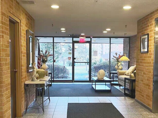 Building Photo - 1727 W Crystal Ln