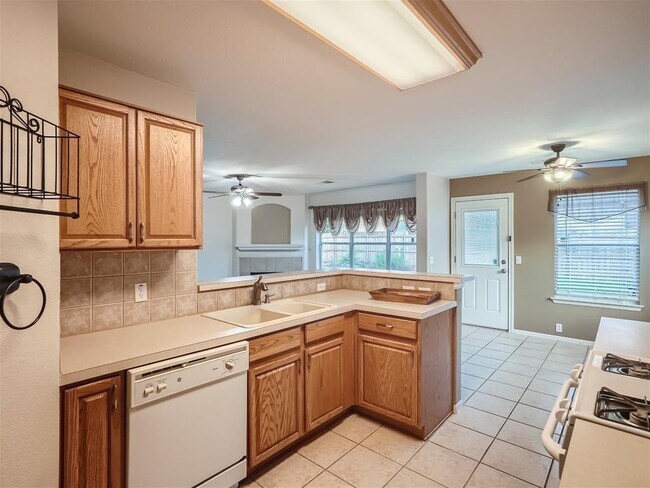 Building Photo - 215 Spruce Dr