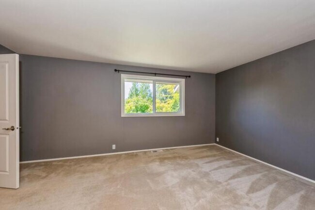 Building Photo - 3 bedroom in Bellevue WA 98007