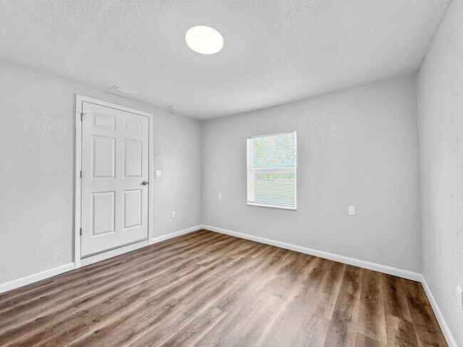 Building Photo - Fully Renovated 3-Bed, 2-Bath Home with Ga...