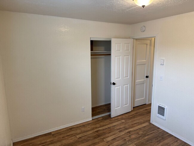 Building Photo - Updated 2 bedroom 1 bathroom house in Springfield!
