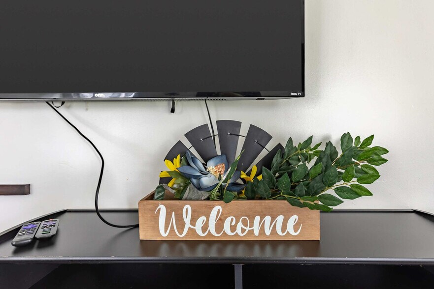 Building Photo - 3203 Sutherland Ave