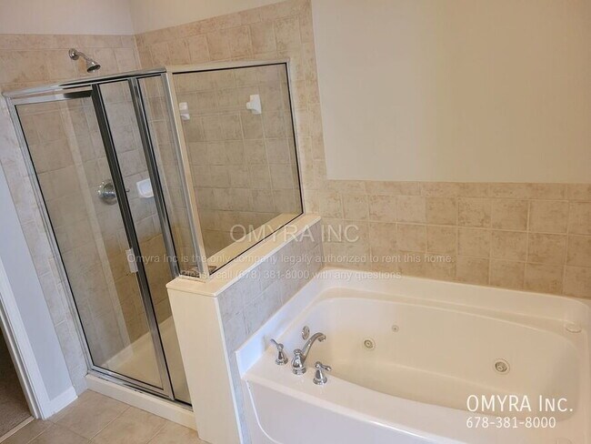 Building Photo - Luxurious 3 Bedroom Townhouse in Atlanta!