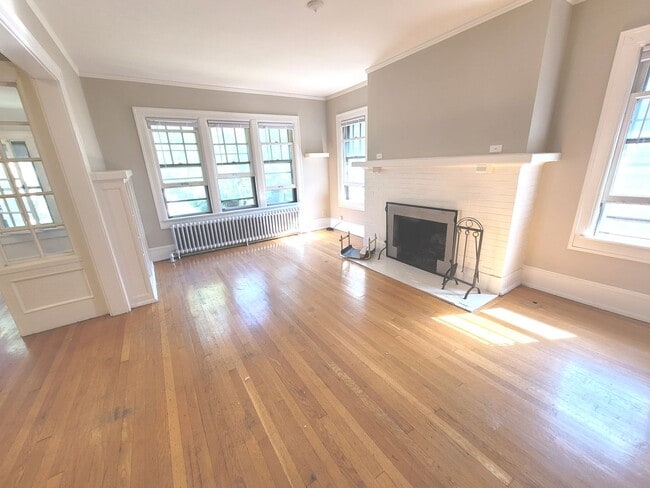 Building Photo - 2541 N Lake Dr