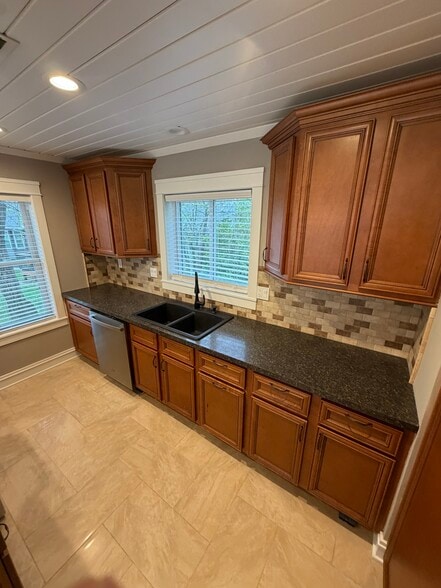 Building Photo - 704 Briarwood Ter