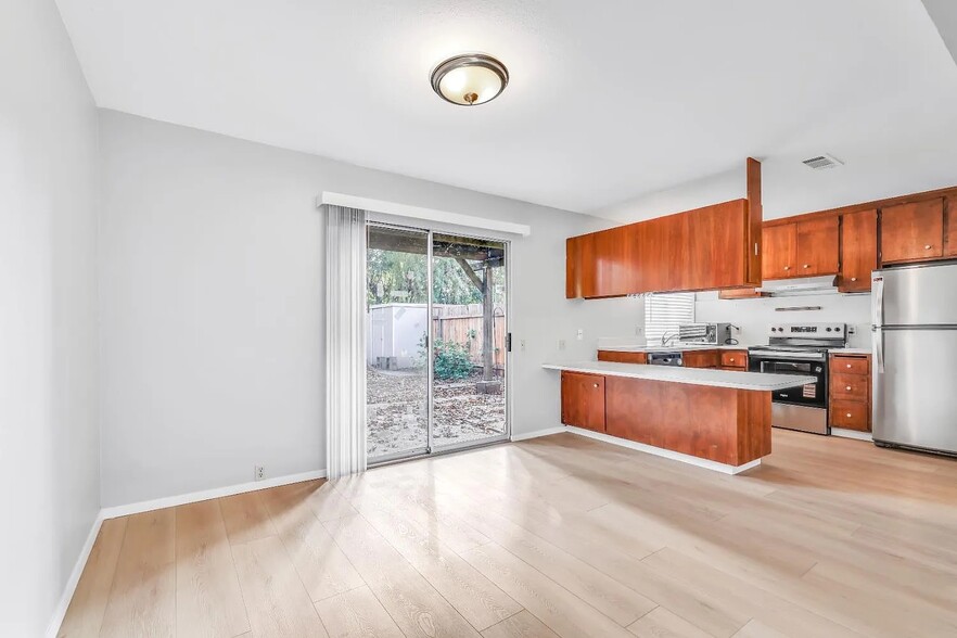 Building Photo - 1574 Drake Dr