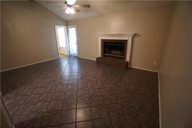 Building Photo - 4 Bedroom House, Gas Heat and Hot Water, N...
