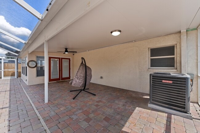 Building Photo - Absolutely stunning executive (LARGE) 3 BR / 2 BA / 2 Car Garage home in the highly sought after ...