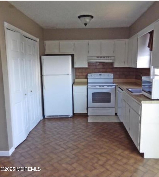Building Photo - 14D Primrose Ln