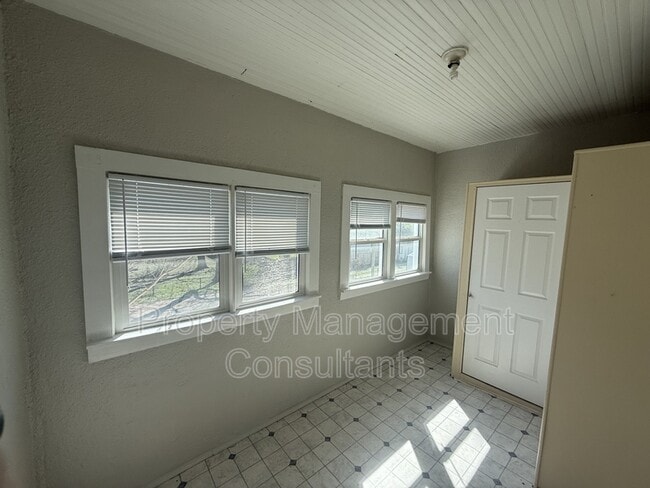 Building Photo - 1014 E 1st St