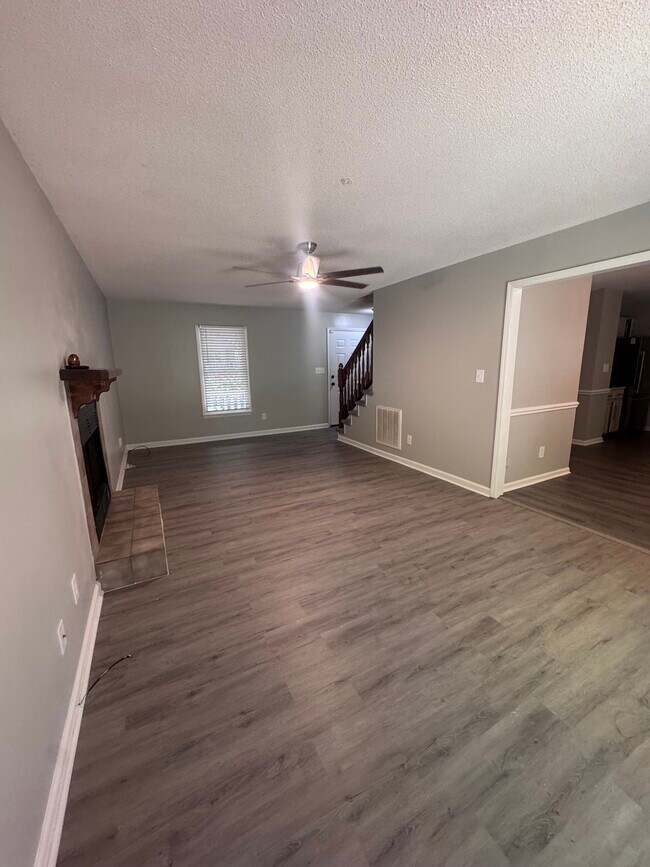 Building Photo - 4218 Queen Victoria Pl