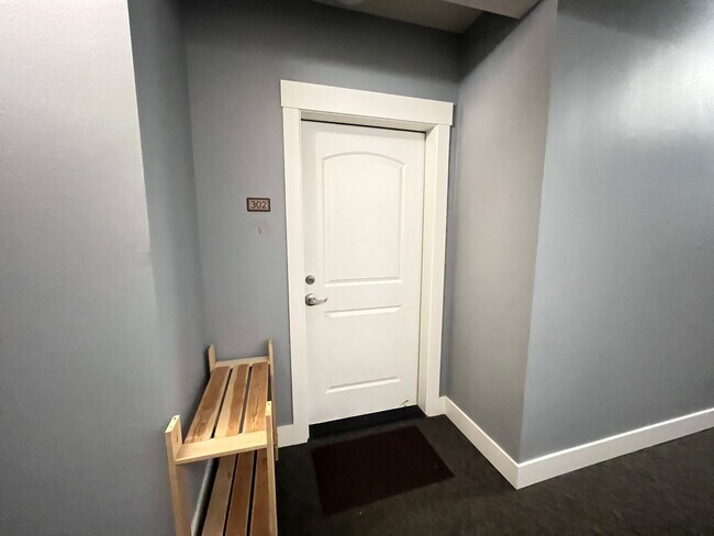 Building Photo - 2 Bed + 2 Bath Condo in the Belmont District Portland ~ Secured Garage Parking, Washer & Dryer in...