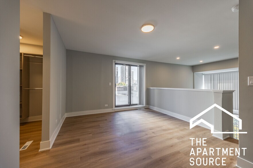 Building Photo - 1223 N La Salle Dr