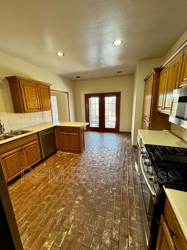 Building Photo - 6213 N Woodcreek Ct