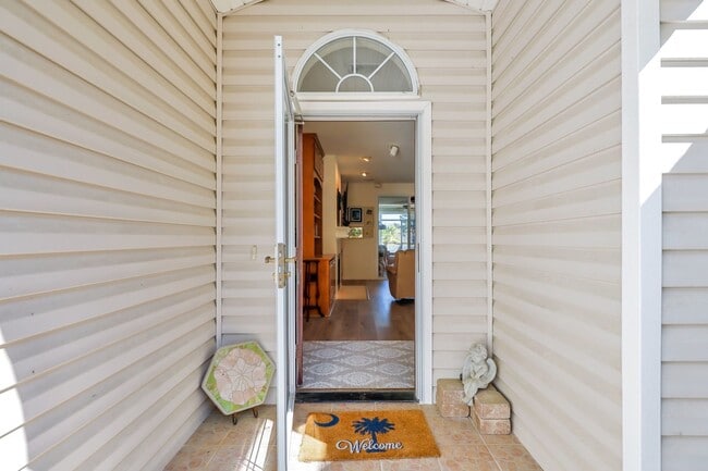 Building Photo - Charming 2 Bed, 2 Bath Rental with Lagoon Views in Sun City!