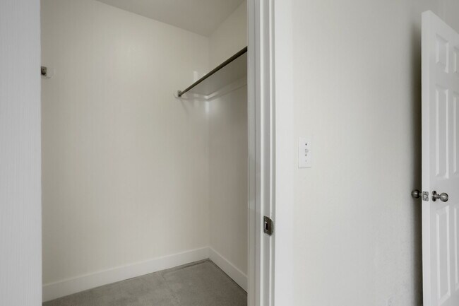 Building Photo - Updated Apartment in The Heart of Jefferson Park