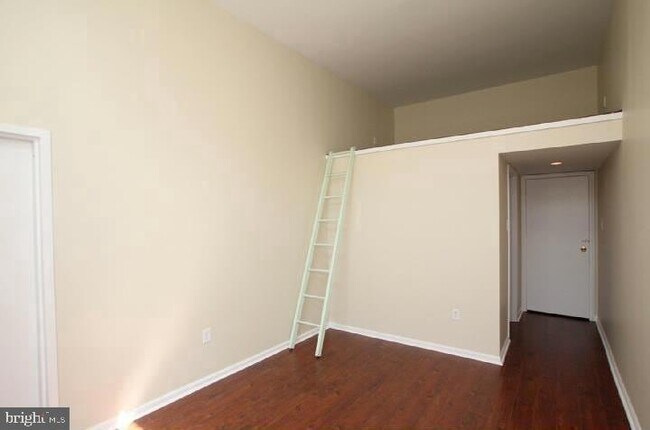 Building Photo - 443 Fairmount Ave