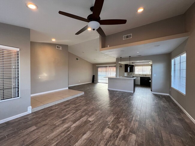 Building Photo - Beautiful 3 Bedroom 2 Bathroom House in Co...