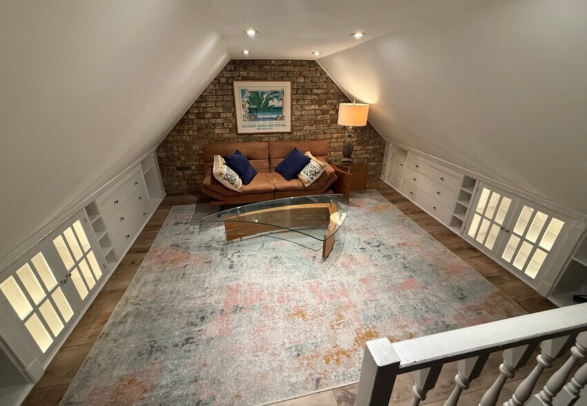 Building Photo - 534 W Brompton Ave