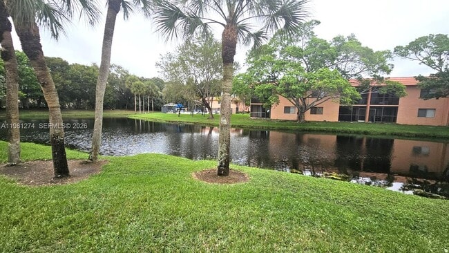 Building Photo - 305 Lakeview Dr