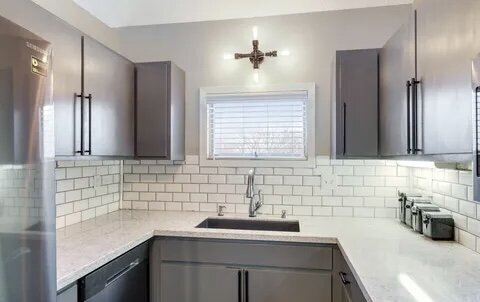 Building Photo - Chic Urban Living: Spacious 2-Bed Townhouse with Fireplace & Hardwood Floors on Kenwood Isles Drive!