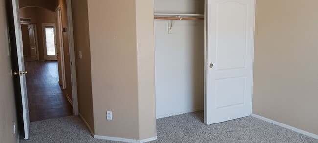 Building Photo - Warm, Inviting 3 Bed / 2 Bath Home in Surp...