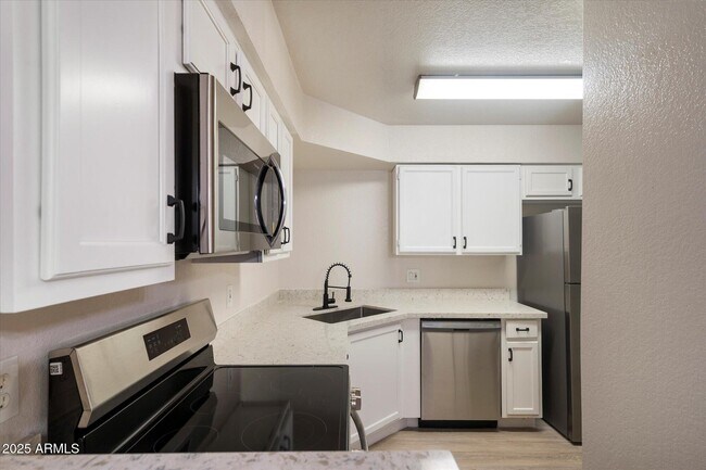 Building Photo - 8787 E Mountain View Rd