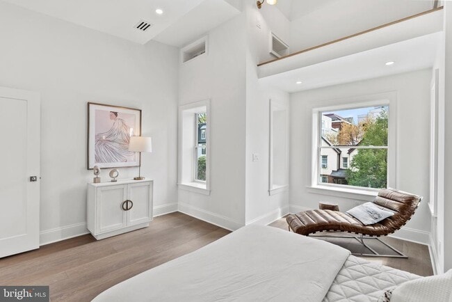 Building Photo - 2460 Ontario Rd NW