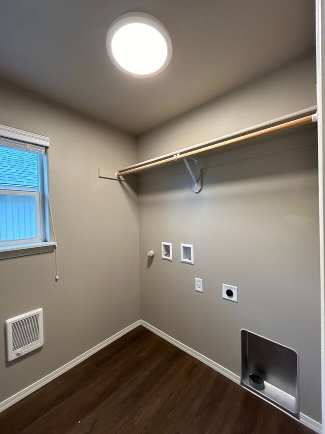Building Photo - 2 Bedroom / 1 Bathroom Cottage is SW Redmond
