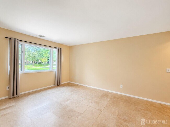 Building Photo - 2112 Sayre Dr