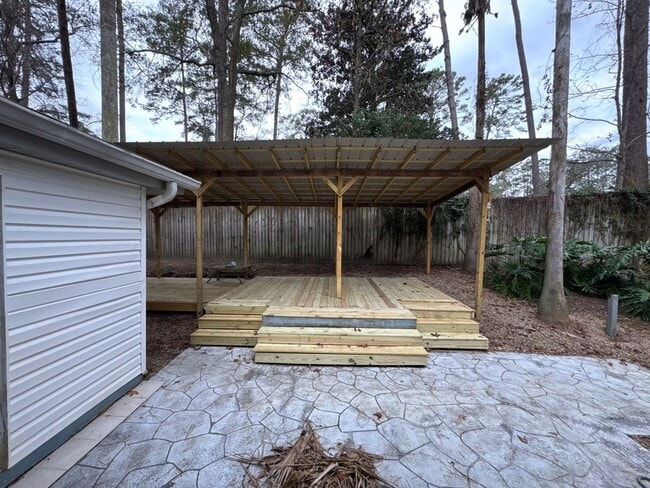 Building Photo - 4 bedroom 2.5 bath house with large yard!!