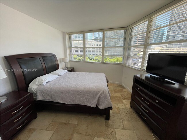 Building Photo - 825 Brickell Bay Dr