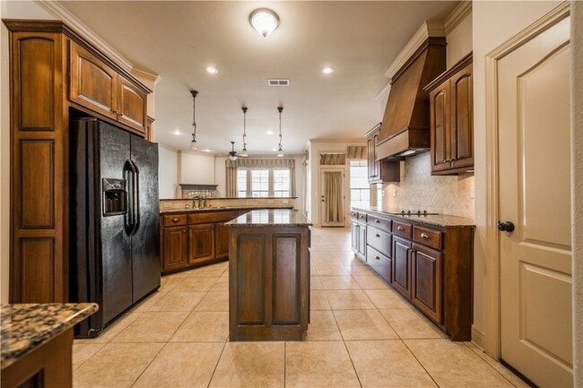 Building Photo - 3778 Prince Philipe St