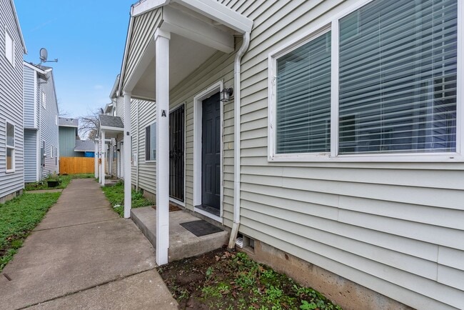 Building Photo - Spacious 2-Bedroom/1.5 bathroom in SE Portland