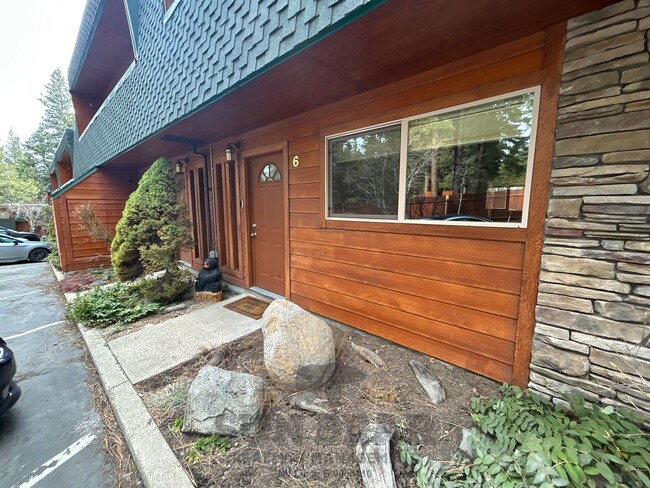 Building Photo - 3 Bedroom - Great Location!