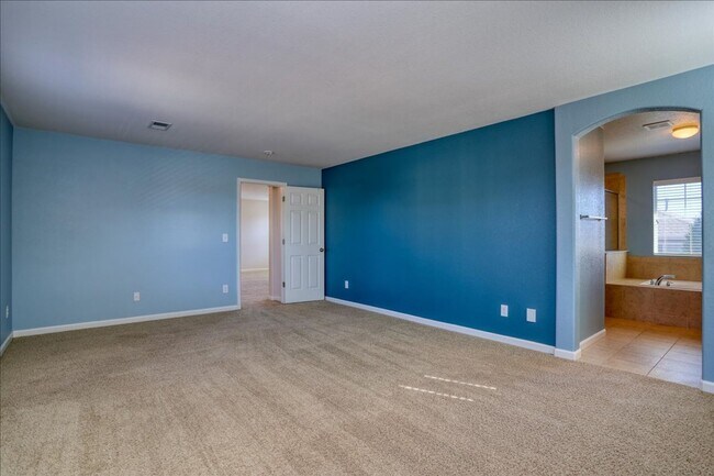 Building Photo - Awesome 3bed/3bath/2car garage on a quiet street in Aurora!