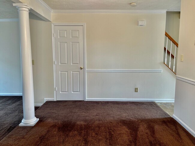 Building Photo - BEAUTIFUL THREE LEVEL TOWNHOME IN NORTH STAFFORD!