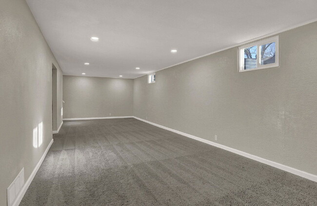 Building Photo - 817 Westmoor Dr