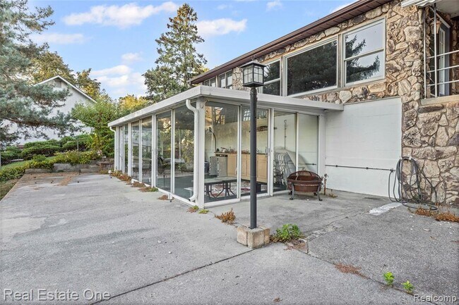 Building Photo - 2739 Lakeridge Ave