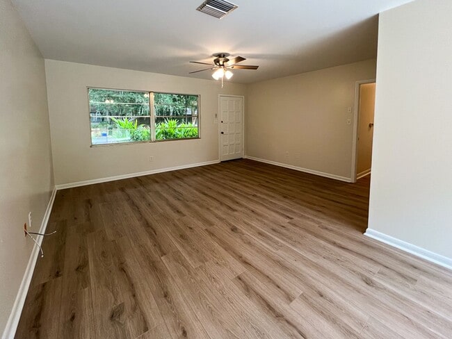 Building Photo - 3BR/1BA Pet Friendly House in NW Gainesvil...