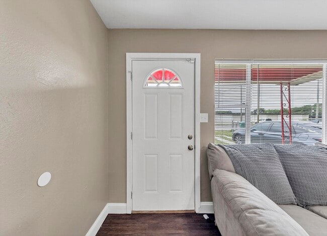 Building Photo - 460 School Ave