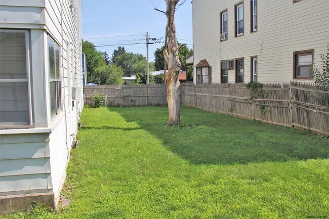 Building Photo - 84 BRESLIN Av