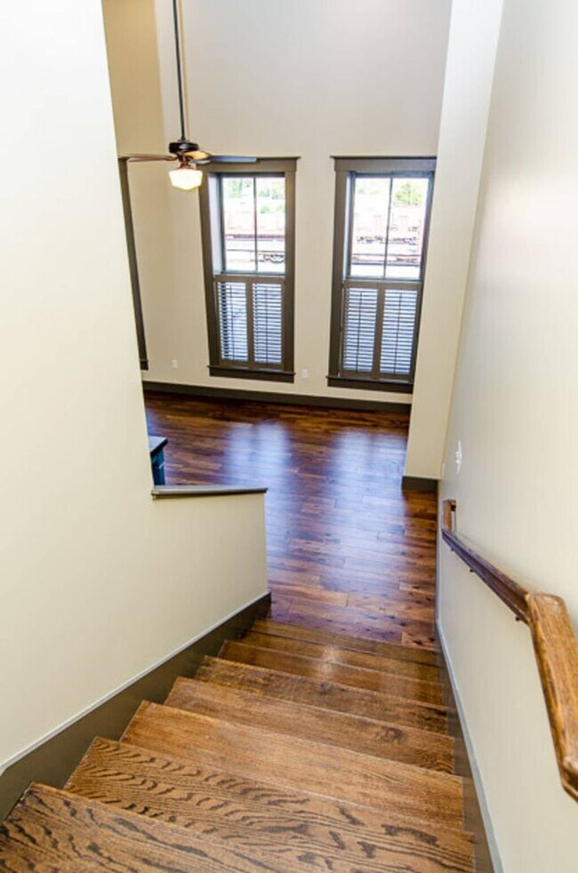 Building Photo - C Street Loft Available Now!