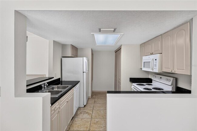Building Photo - 2204 Fan Palm Dr