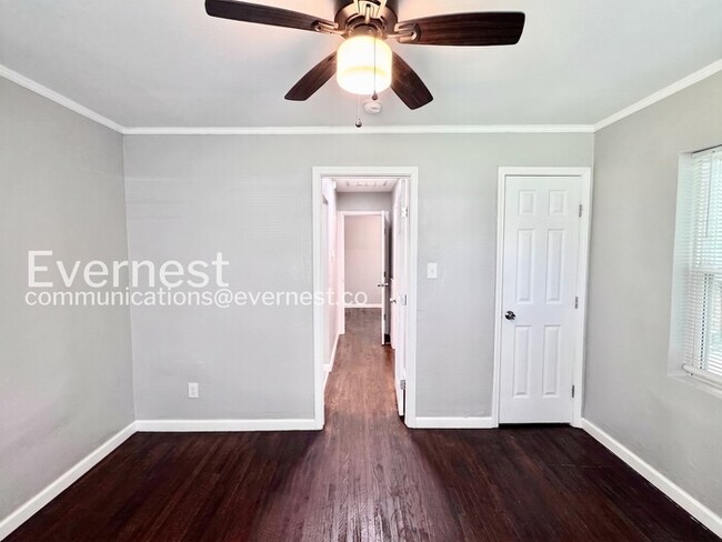 Building Photo - 2 Bed/1 Bath Townhome with Off-Street Parking / Pet-Friendly / Available Now!
