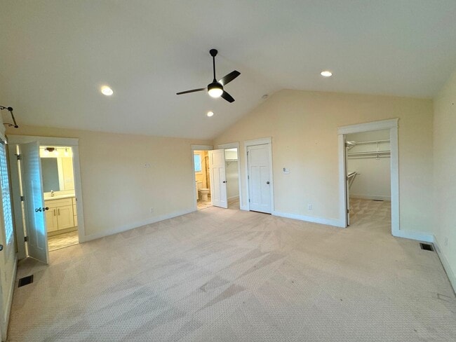 Building Photo - BEACH HOME! 4/4.5 with 3 car garage